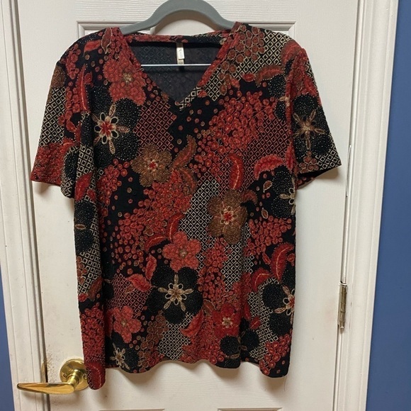 White Stag Woman's Plus Size XXL (20) Red Black Floral Textured Top Blouse. - Picture 2 of 9